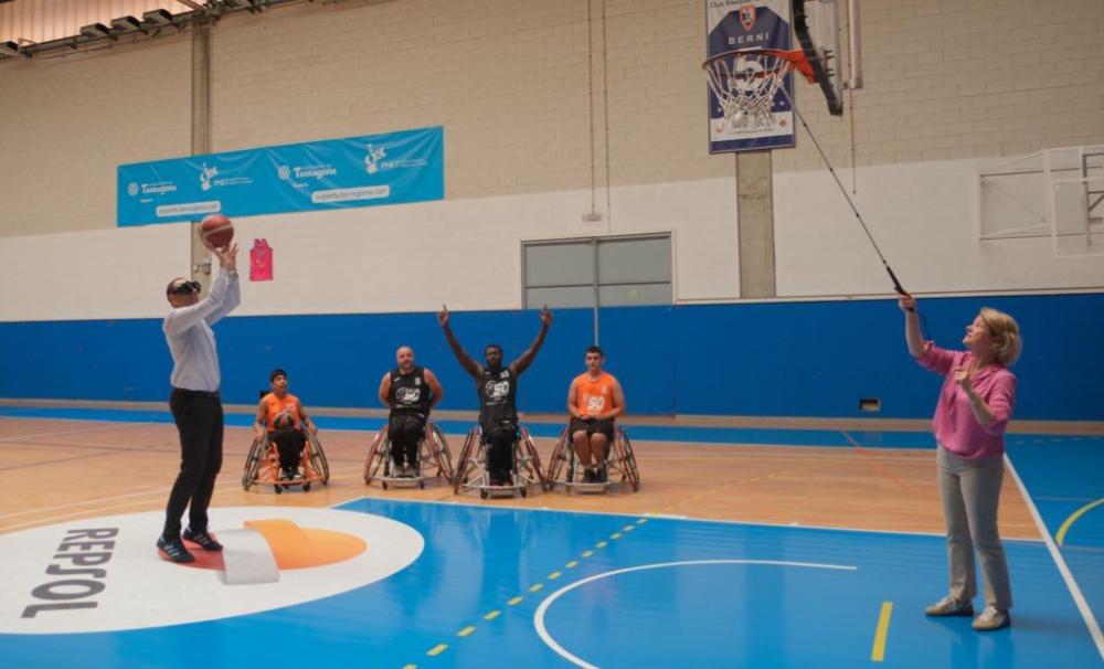 Berni Álvarez, conseller d’Esports de la Generalitat, juga a basquet a cegues.