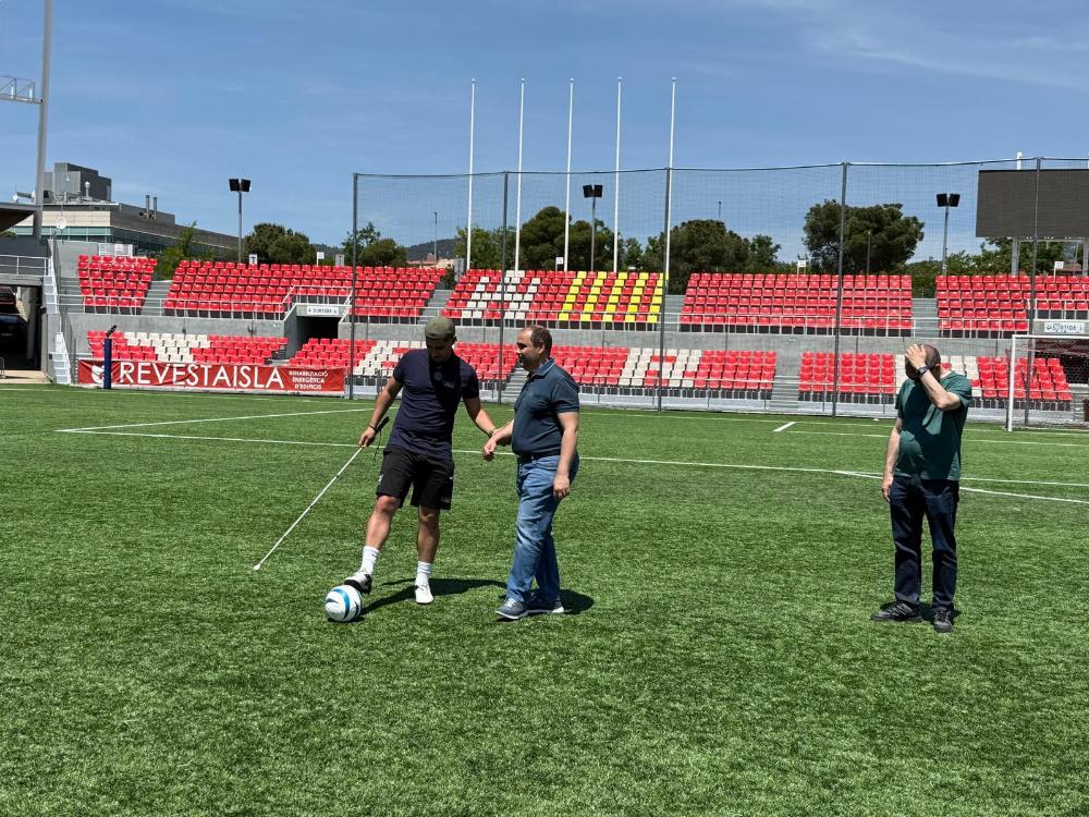 Marcos Pérez, Gil Muntadas, i Aythami Perera, jugadors del Terrassa FC, amb els ulls tapats amb un antifaç o amb ulleres de simulació, van experimentar, en primera persona, com és practicar futbol essent cec total o tenint baixa visió