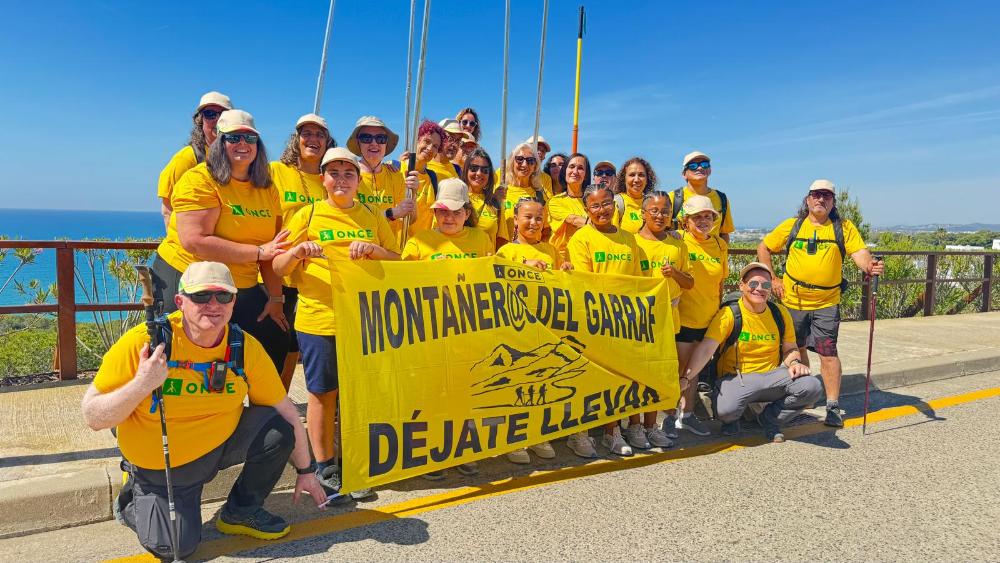 Ruta de senderisme accessible, al Garraf, fent servir les adaptacions per a les persones cegues com són les barres de senderisme i amb les indicacions de voluntaris.