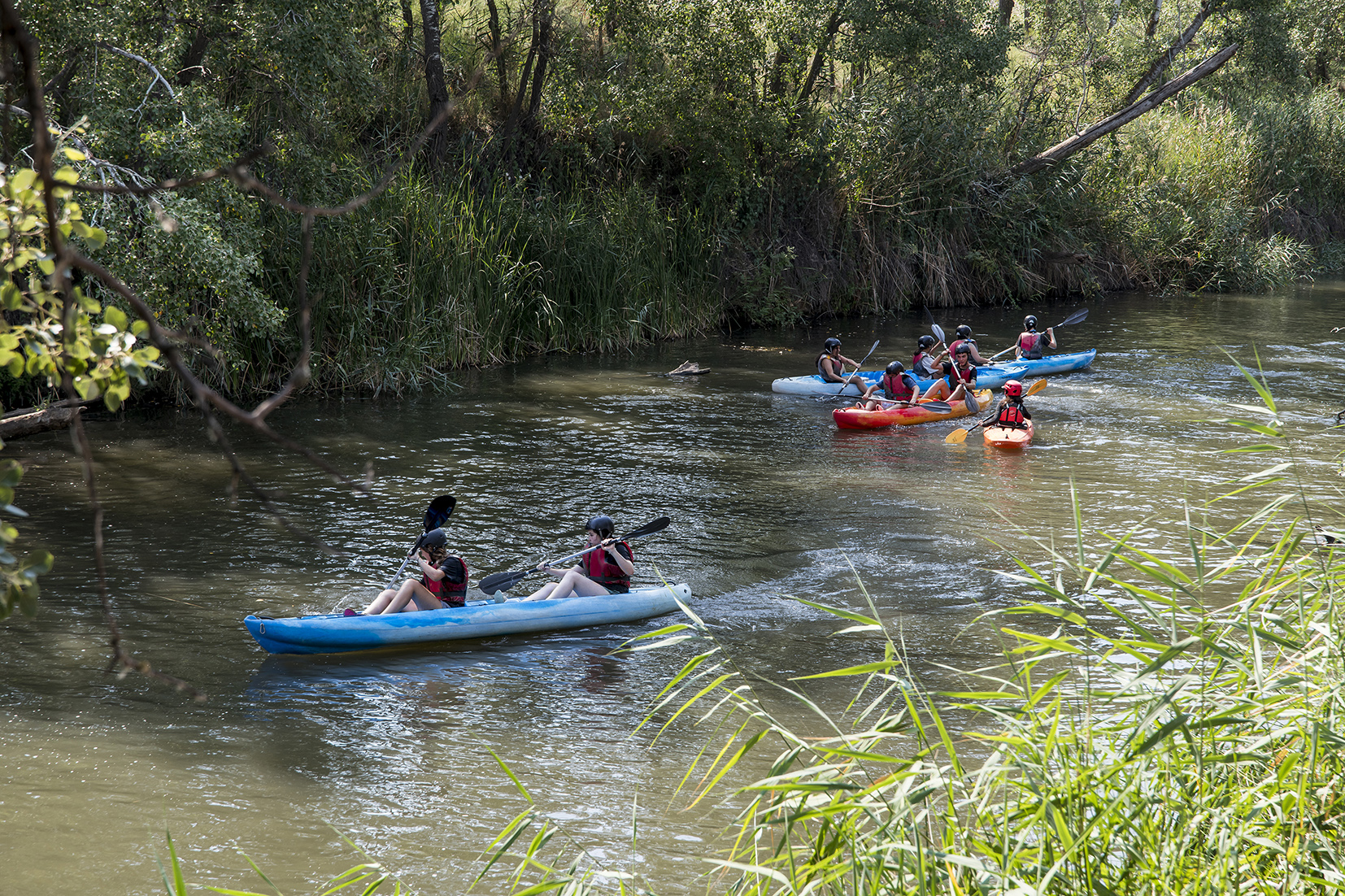 Activitat dels joces amb canoas.