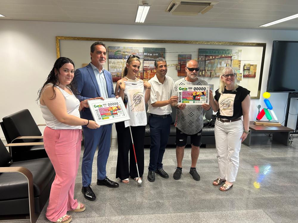 Enric Botí, delegat de l’ONCE a Catalunya i David Bernardo, president del Consell territorial, van lliurar a Chelo González i a Carlos Martínez, dues persones sordcegues, acompanyades per mediadors, una imatge emmarcada amb relleu del cupó del dijous 26 de juny dedicat al Dia Internacional de les Persones amb Sordceguesa. Els van acompanyar Dolors Luna, Cap de Serveis Socials d'ONCE Catalunya.
