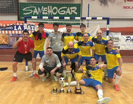 L'equip posa amb els trofeus de la temporada.