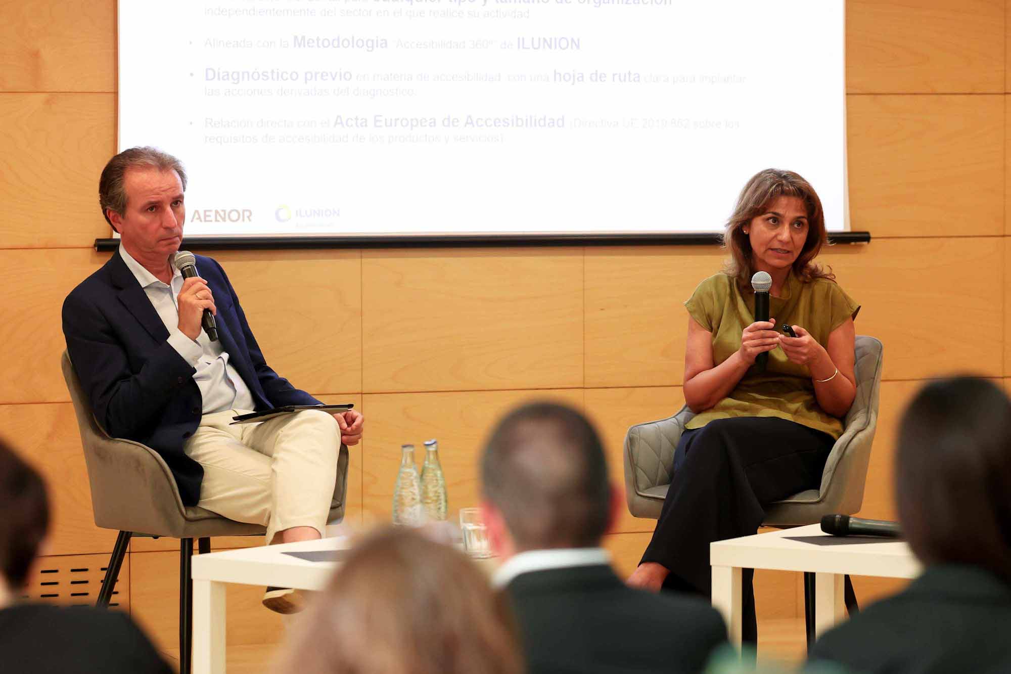Participants a la taula rodona sobre accessibilitat.
