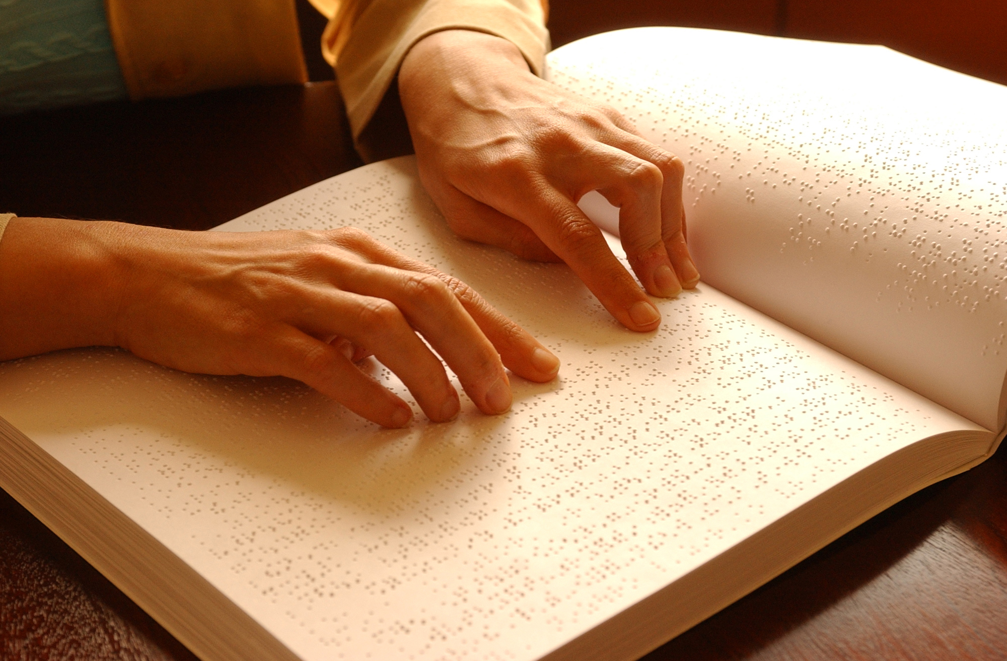 Mans llegint braille