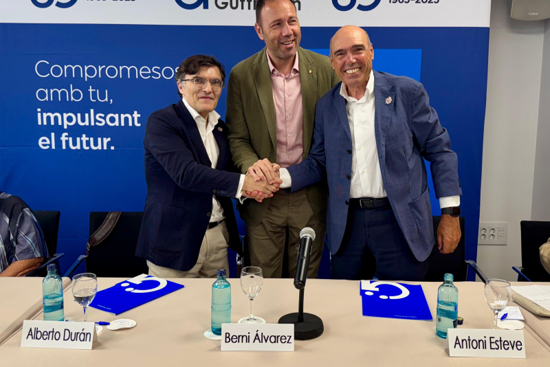 Ll president del Comitè Paralímpic Espanyol, Alberto Durán; Berni Álvarez i Dr. Antoni Esteve, en representació del Patronat de l'Institut Guttmann.
