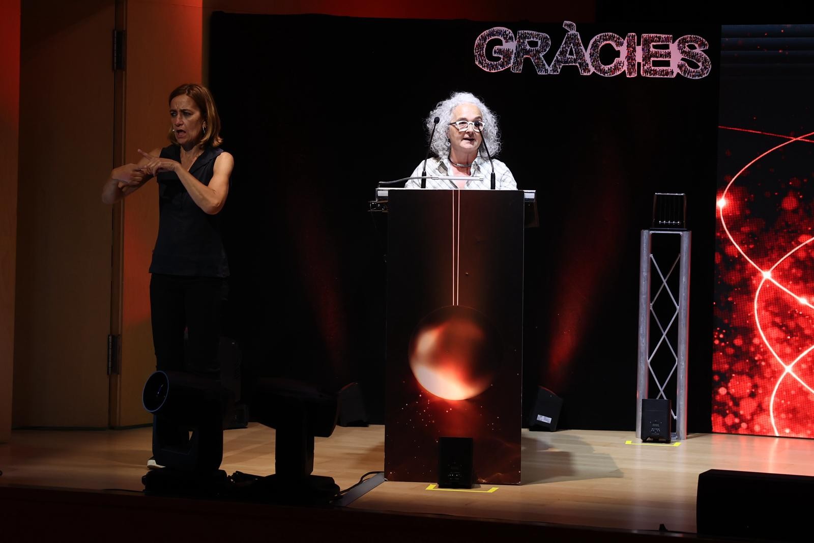 Elisabeth Gómez, en un moment de la seva intervenció a l'Auditori ONCE Catalunya.