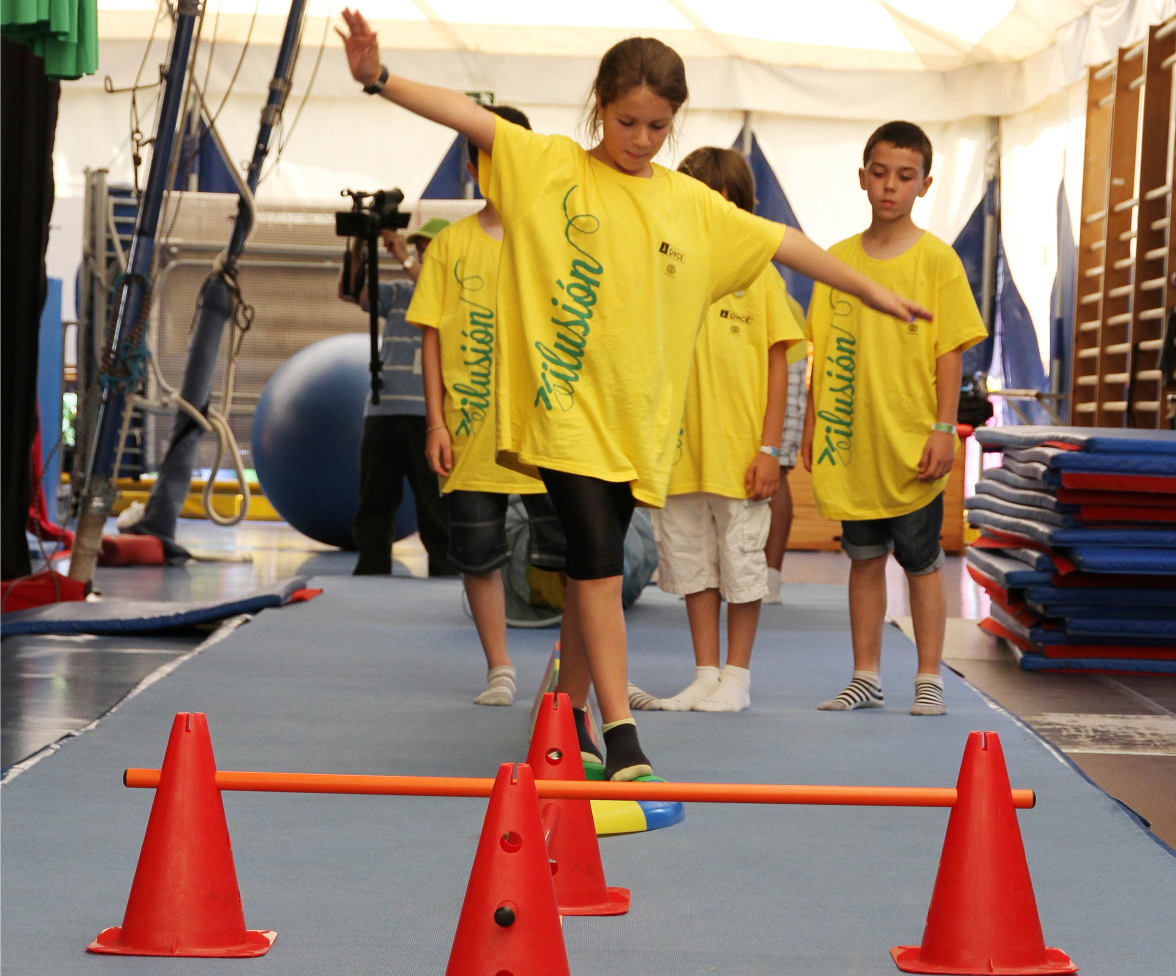 Infants en una activitat esportiva d'equilibri personal. L’ONCE posa el focus en una dimensió essencial de la vida de totes les persones: el dret a gaudir de l’oci i la cultura en igualtat, gran via de socialització.