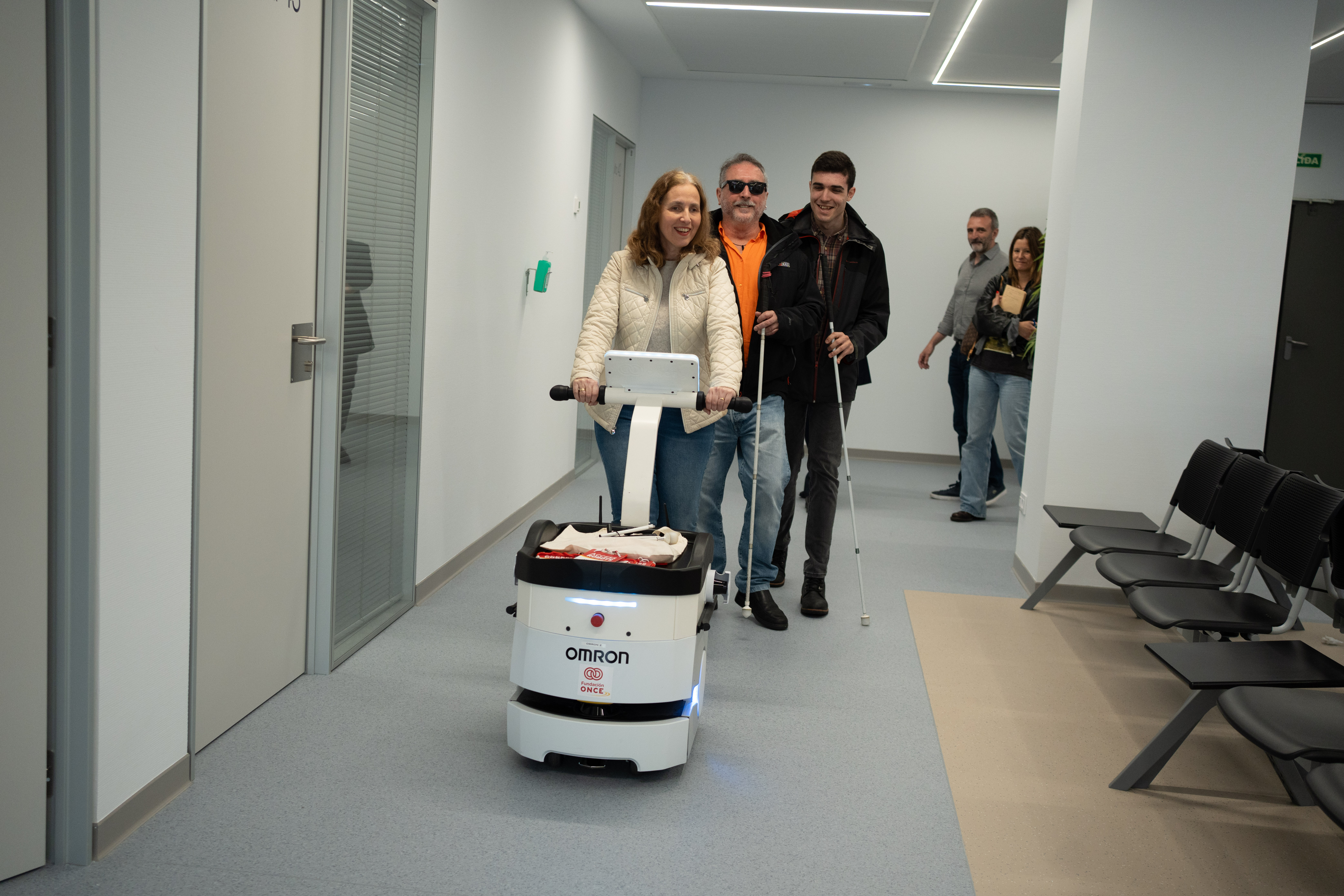 Dona cega assistida per un robot.