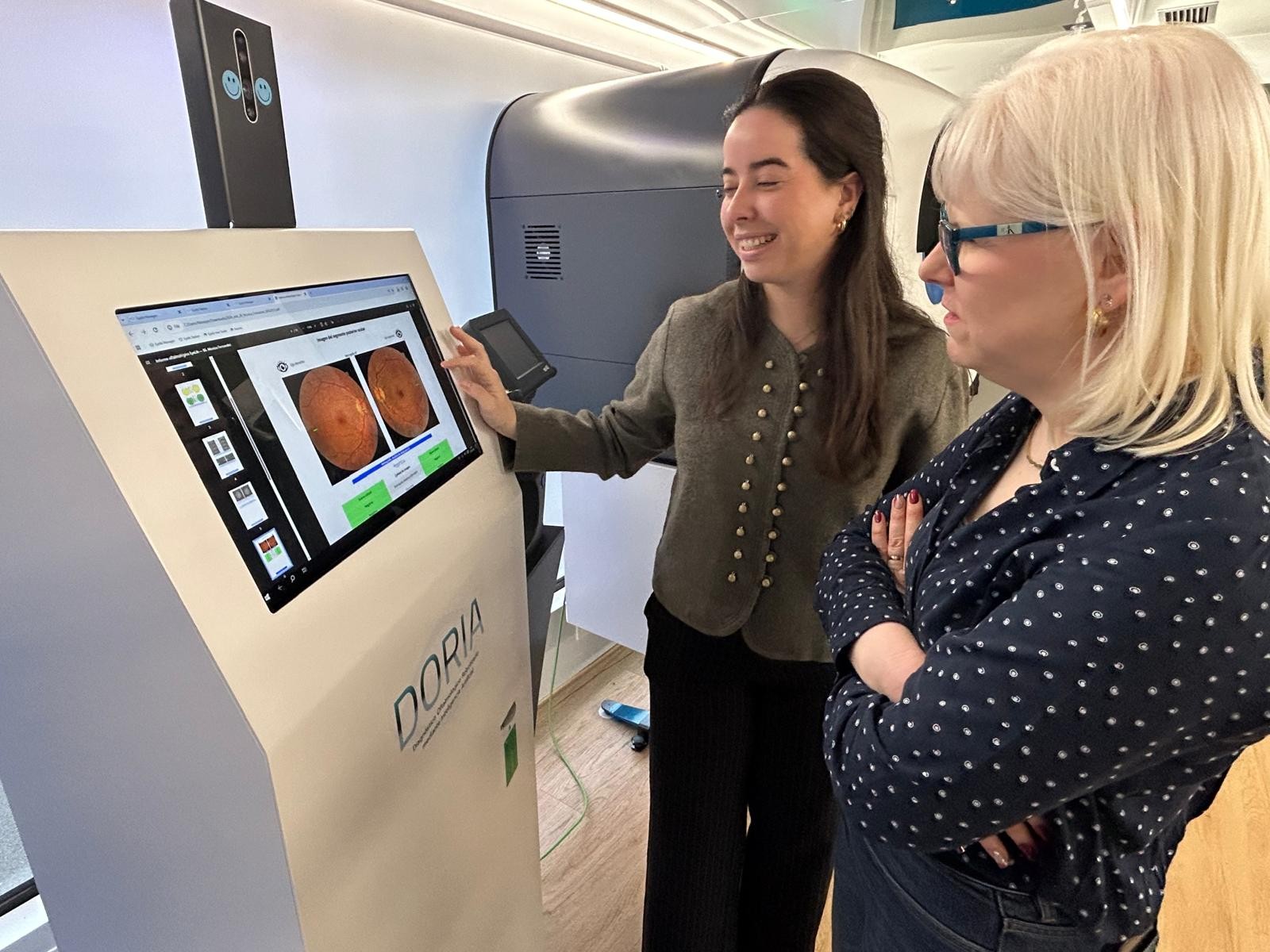 Dolors Luna coneix un dels aparells de la mà d'una tècnica de Sandoz.