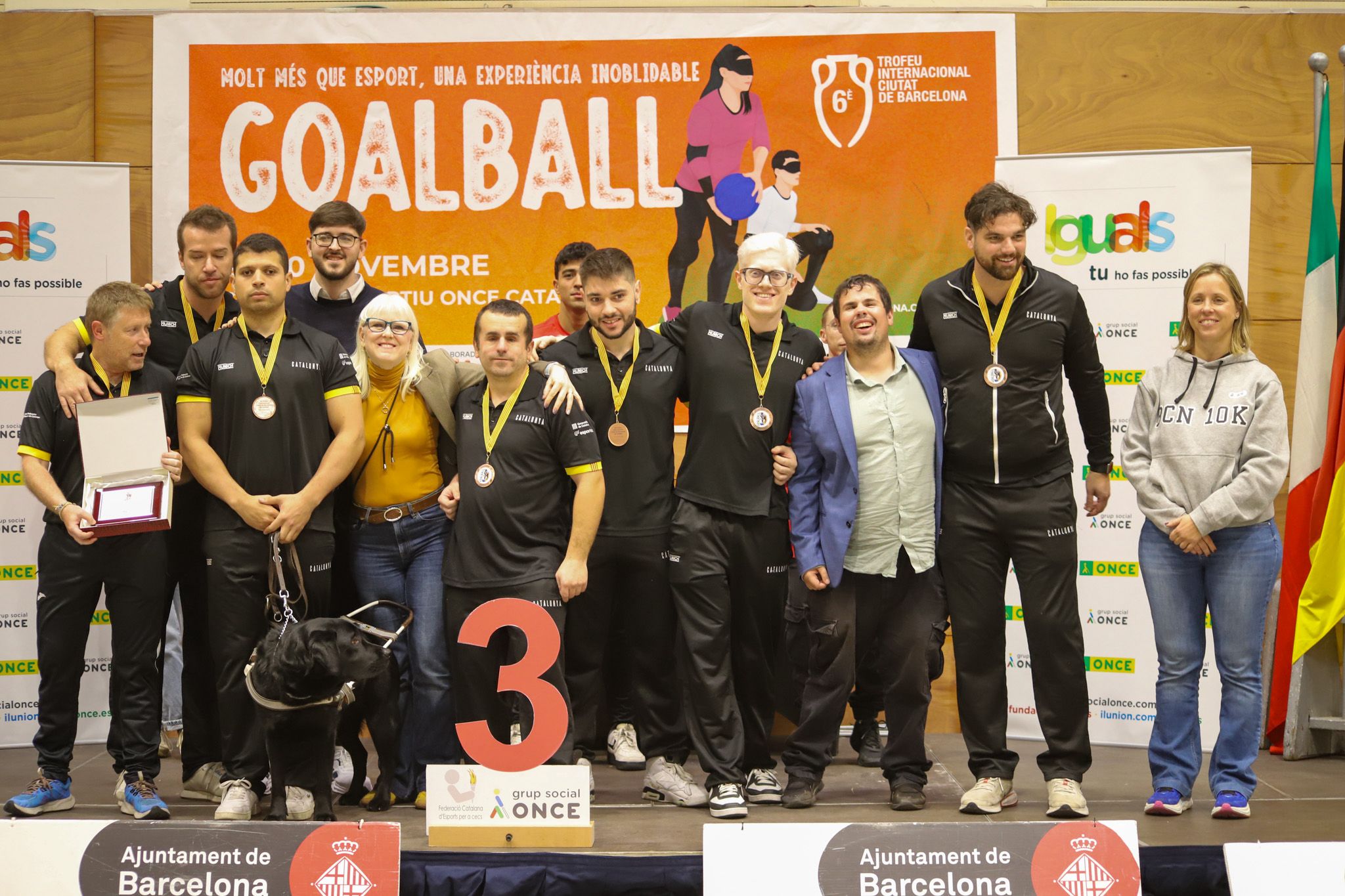 Selecció catalana masculina amb Núria Hernández, directora de Promoció i Esdeveniments Esportius  de l'Institut  Barcelona Esports;  Dolors Luna, presidenta de la Federació Catalana d’Esports per a Cecs i • Jordi Cardús, conseller del Consell Territorial  de l'ONCE Catalunya.