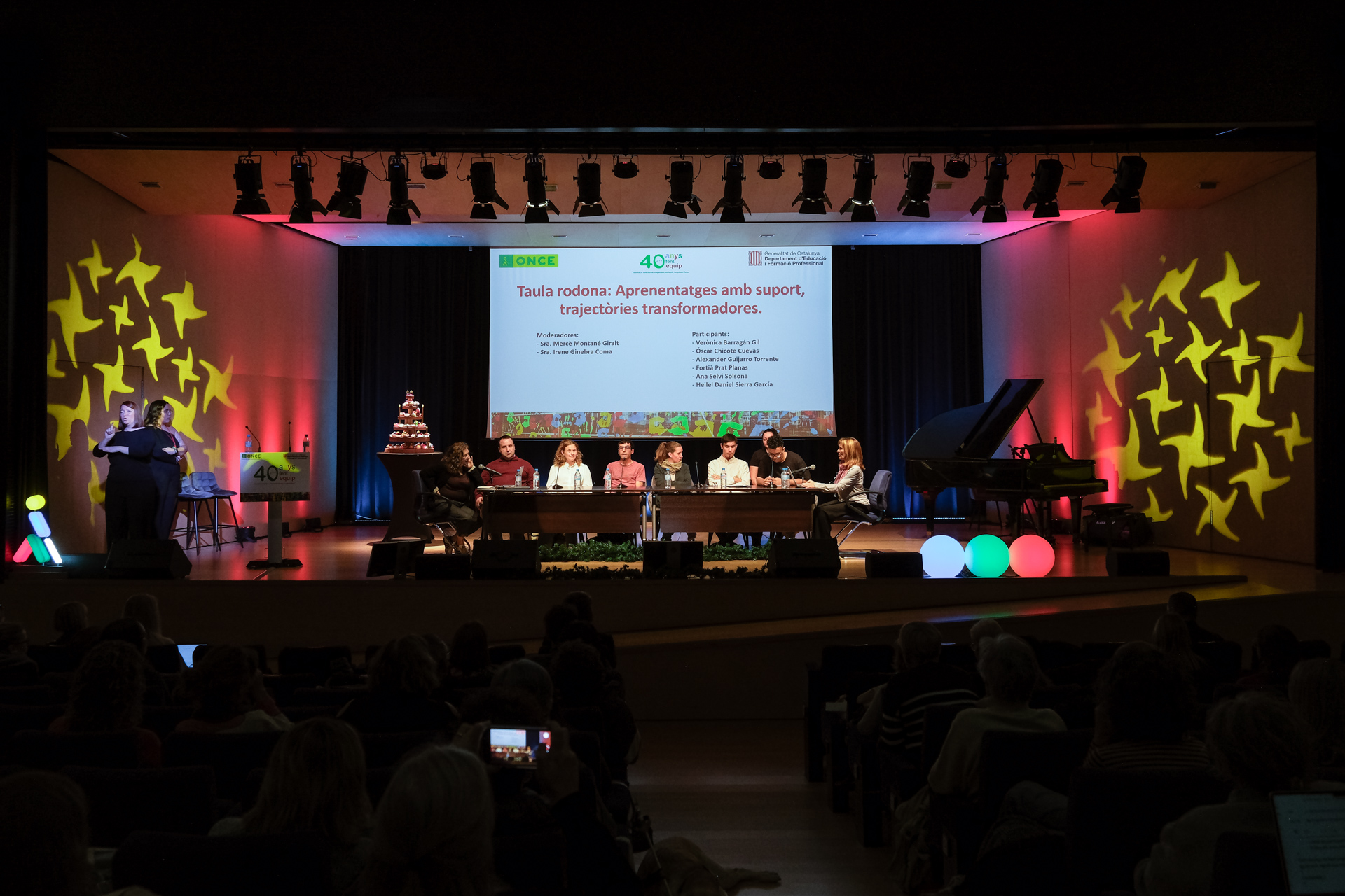 Imatge d'una de les taules rodones, a l'Auditori ONCE.