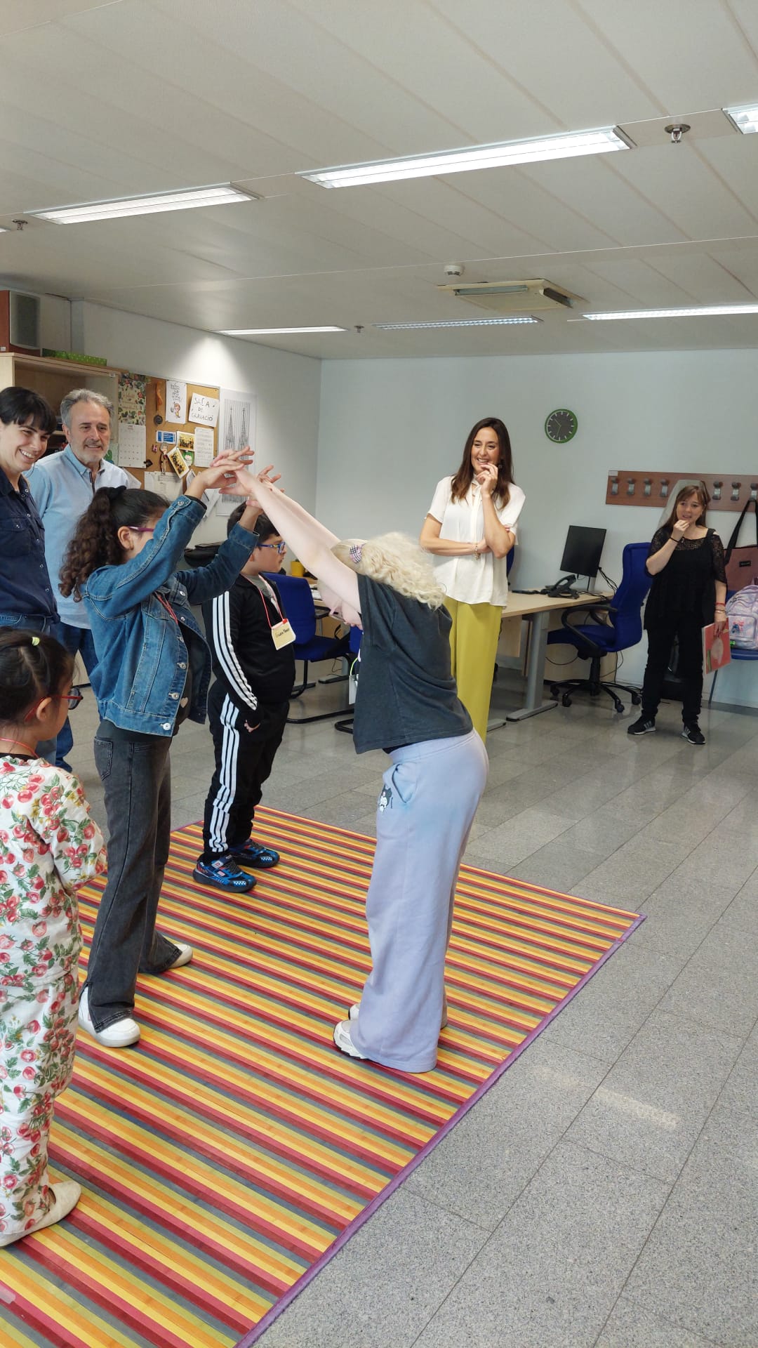 Niubó, en una aula amb nens cecs del CRE: