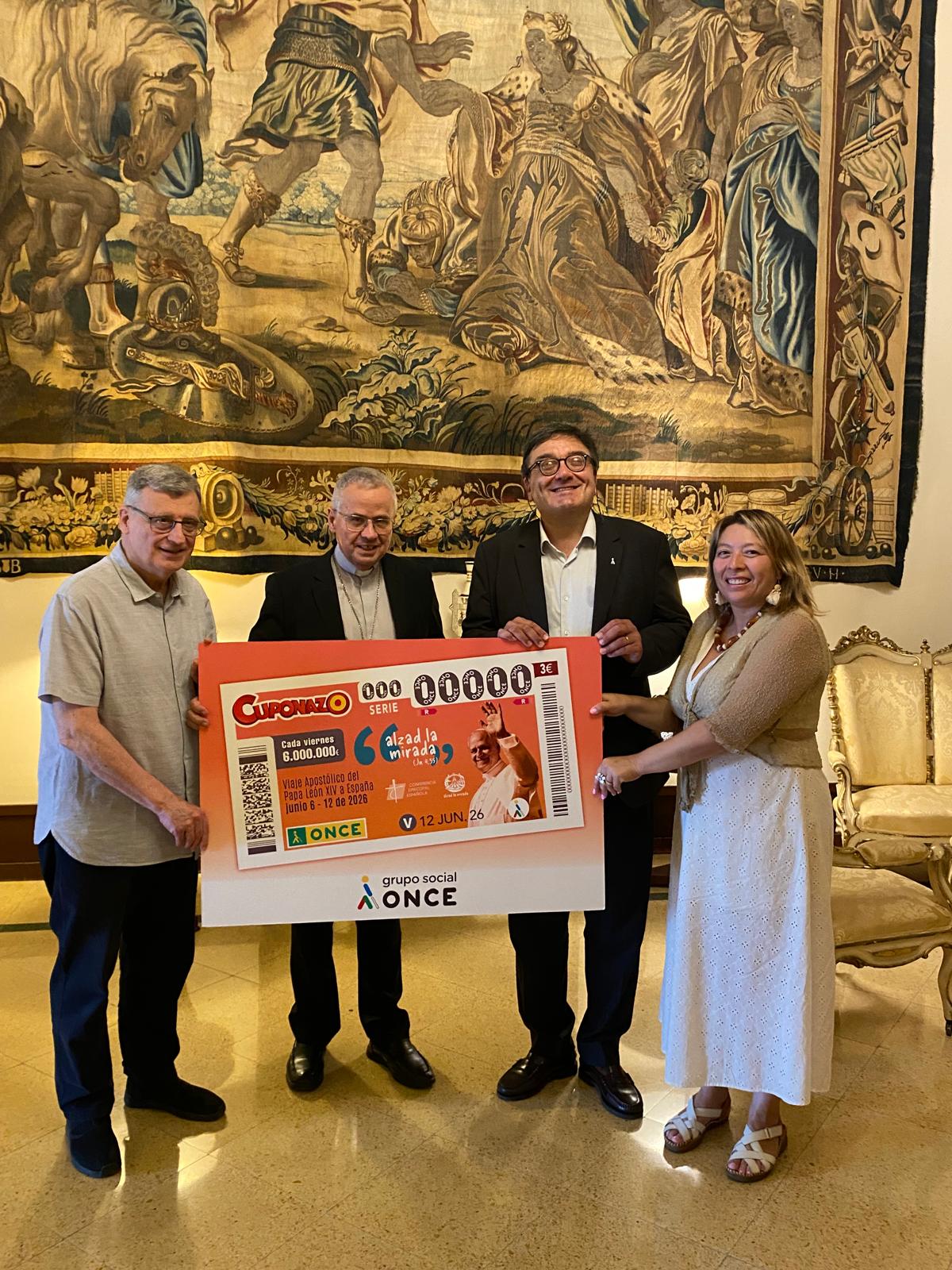  L’Arquebisbe de Tarragona, Joan Planellas, va rebre el&nbsp;cupó, que en aquest cas li va donar el director de l’ONCE a Tarragona, Josep Vilaseca.