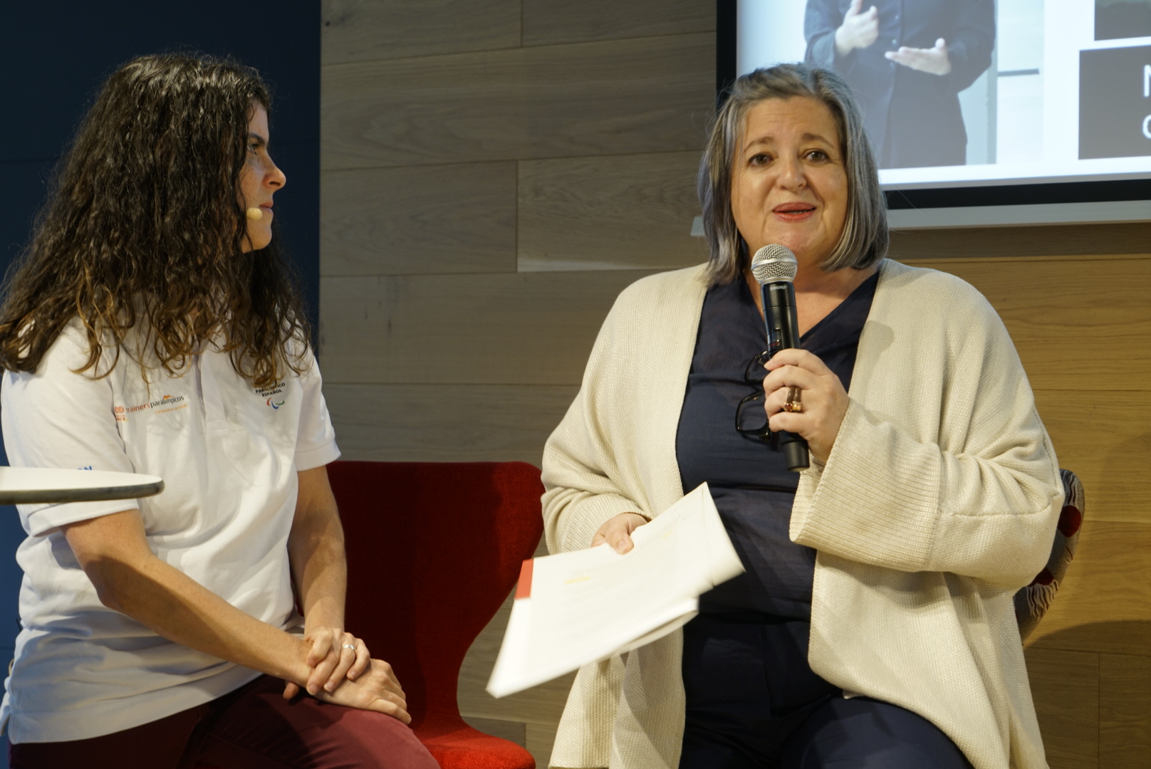 Mónica Cadenas Menéndez, directora del programa Por Talento Digital, i Carla Casals.