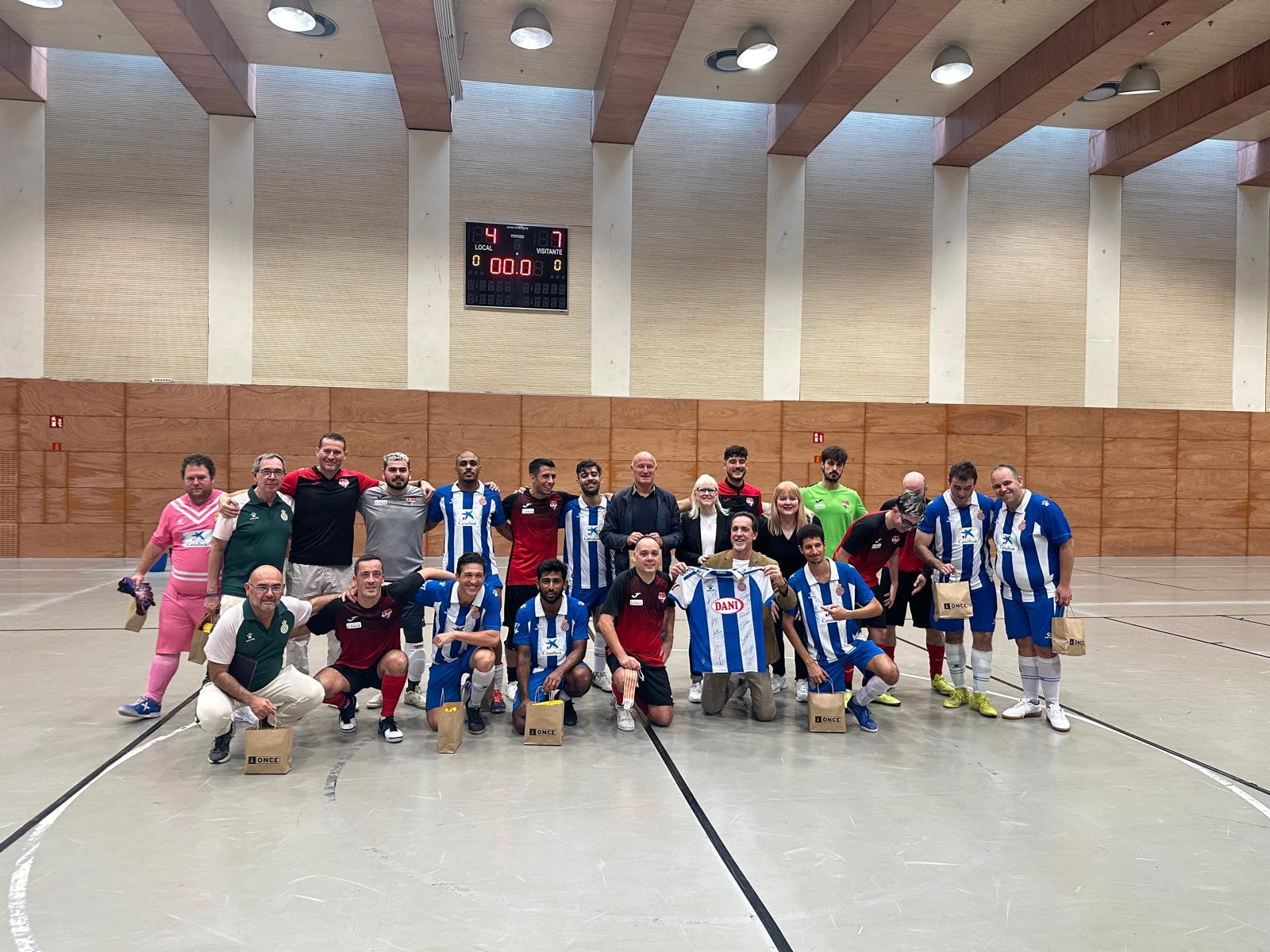 Foto de família del RCDE Specials i equip de futbol 5 d'ONCE Catalunya.