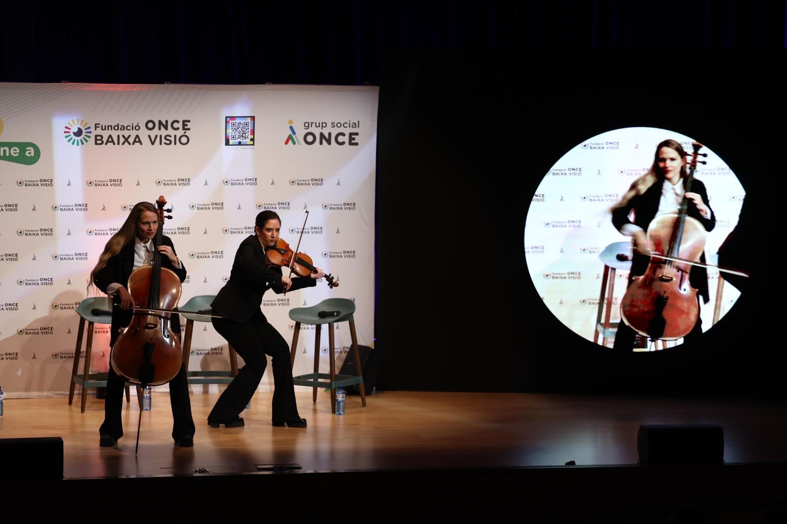 Simulació de la visió de túnel, acompanya de la música de James Bond, interpretada en directe.