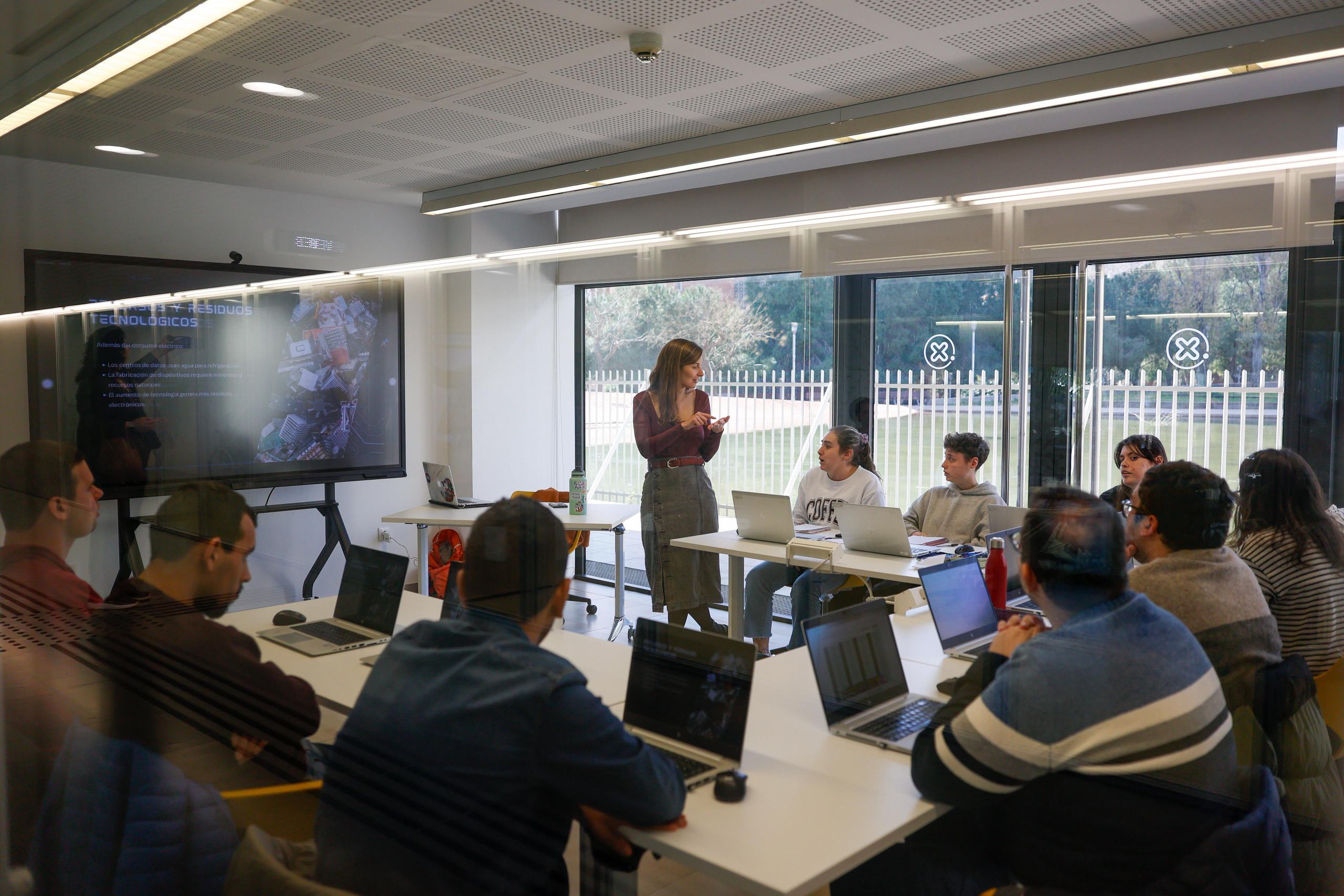 Professora i alumnes d'una classe de 'Por takent Digital' a Barcelona.