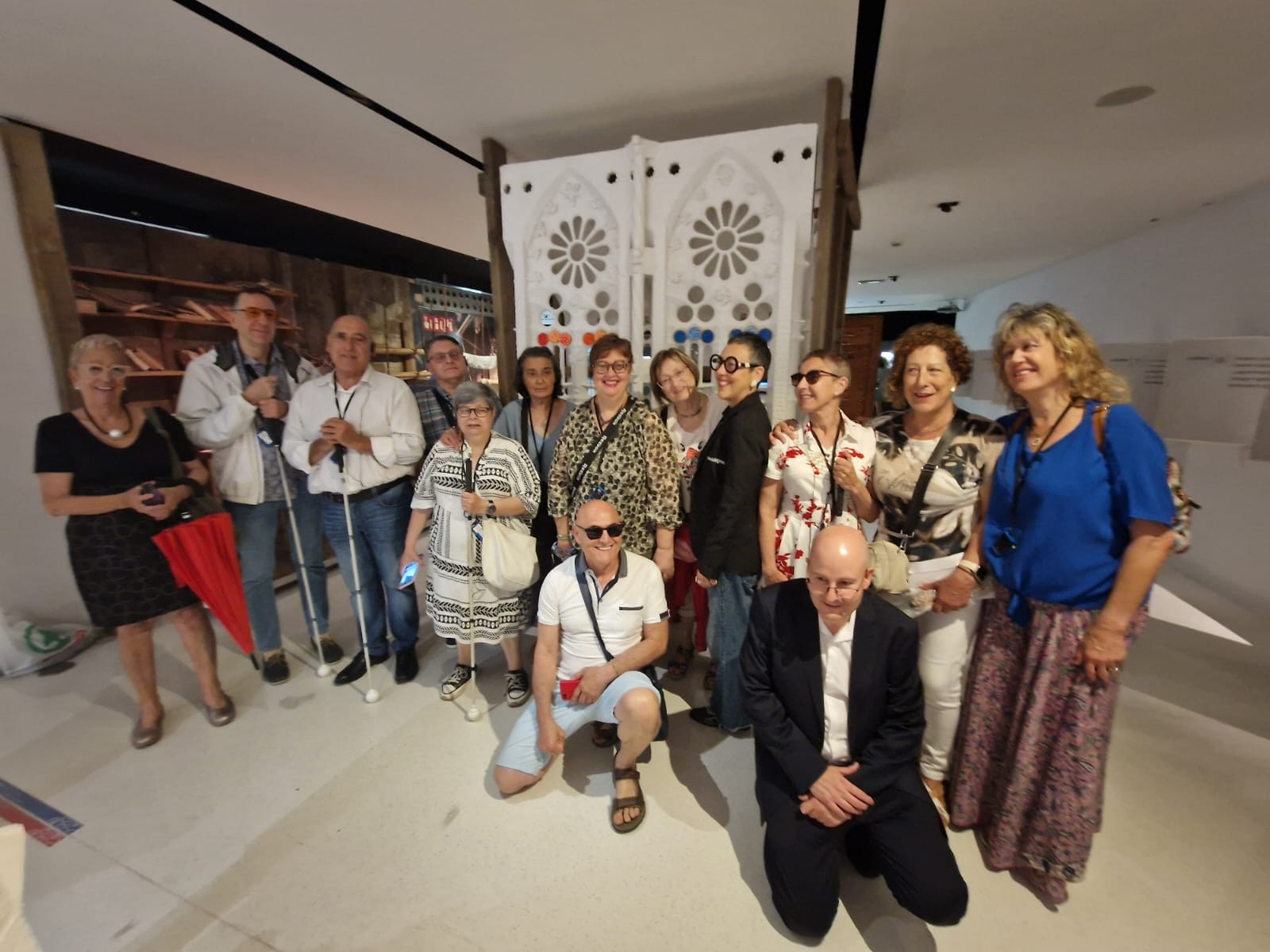 Un grup de 15 persones cegues de Reus afiliades a l’ONCE van conèixer millor Gaudí i van descobrir els secrets del geni.