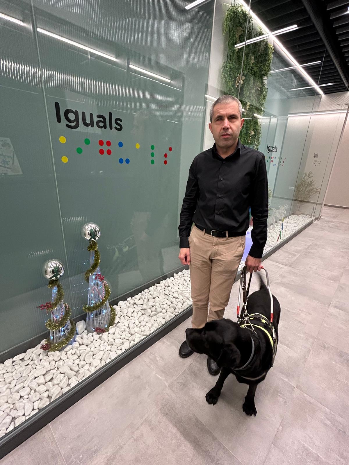 Fran Rodríguez i el seu gos pigall, en un espai de la nova Agència de l'ONCE a Girona.