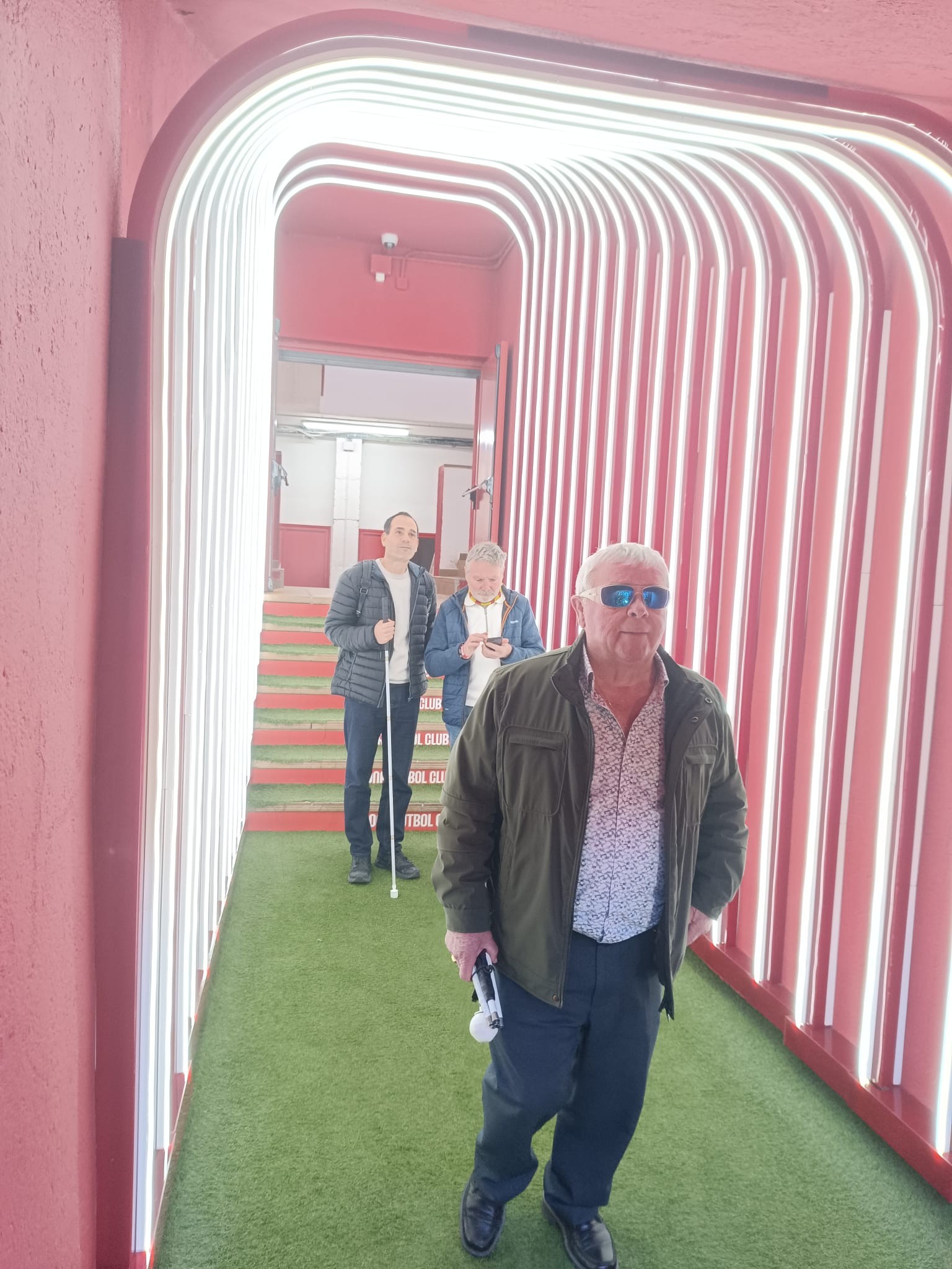 Al túnel per on surten els jugadors al camp.