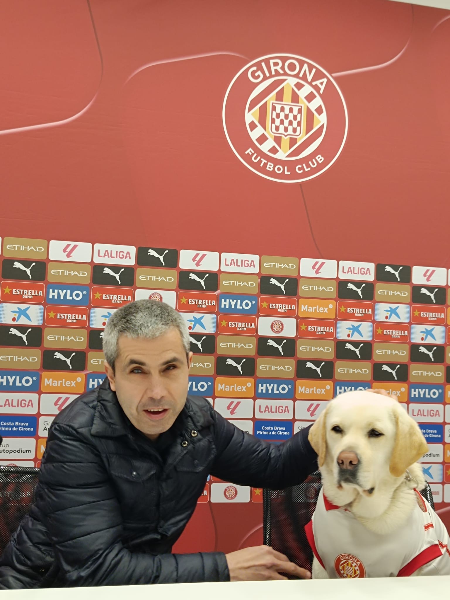 Fran Rodríguez, director de l'ONCE a Girona, i la gossa 'Canya'.
