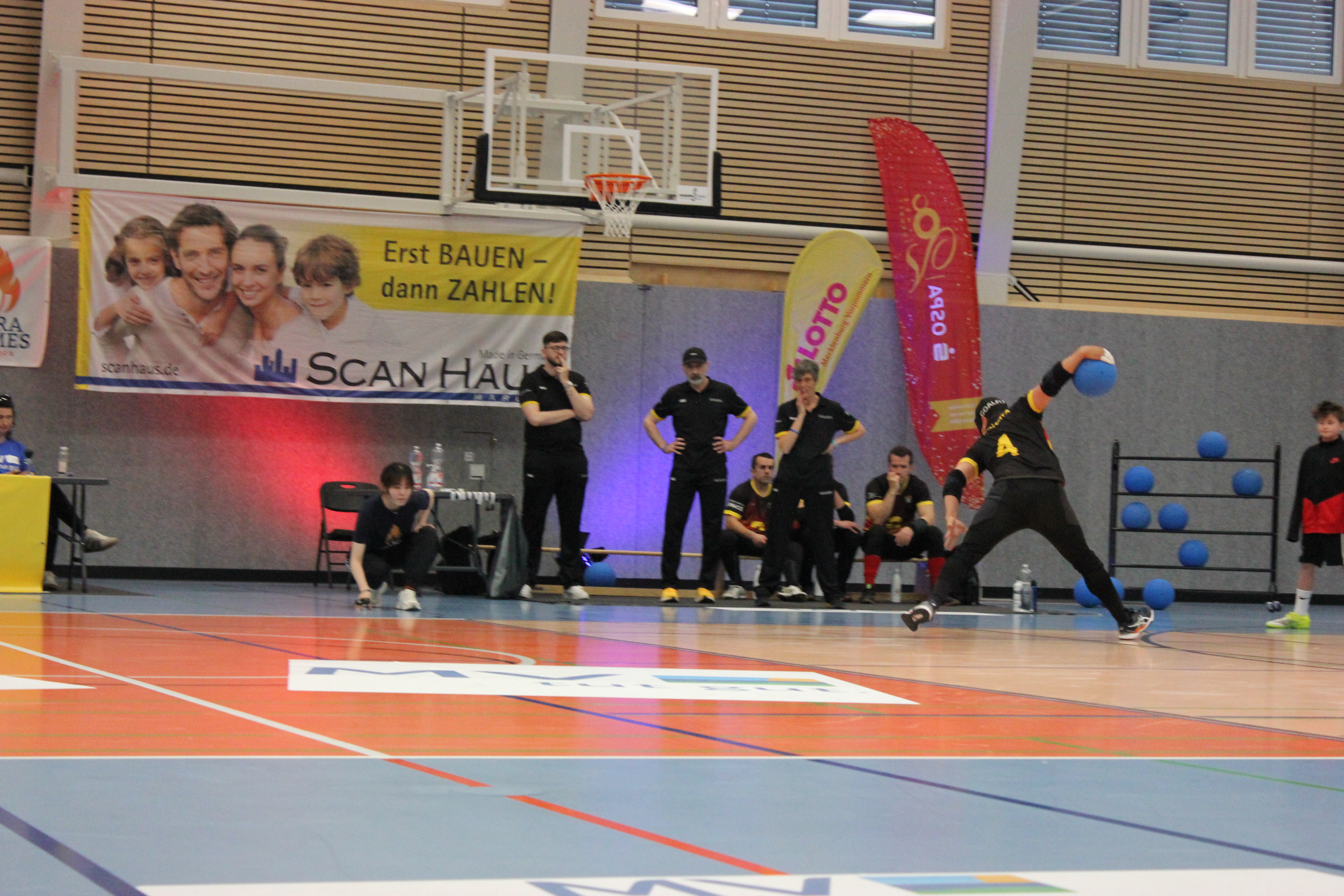Llançament d'un jugador (dorsal 4) de la selecció catalana masculina de goalball