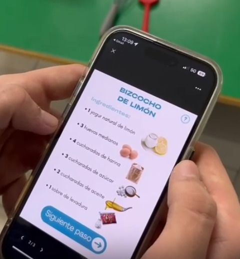 Pantalla de mòbil amb la solució a la cuina fàcil.