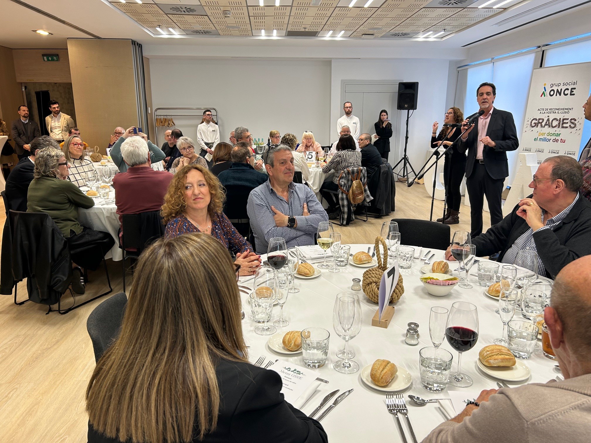 Enric Botí, en un moment de la seva intervenció, envoltat de les 14 taules que omplien la sala.