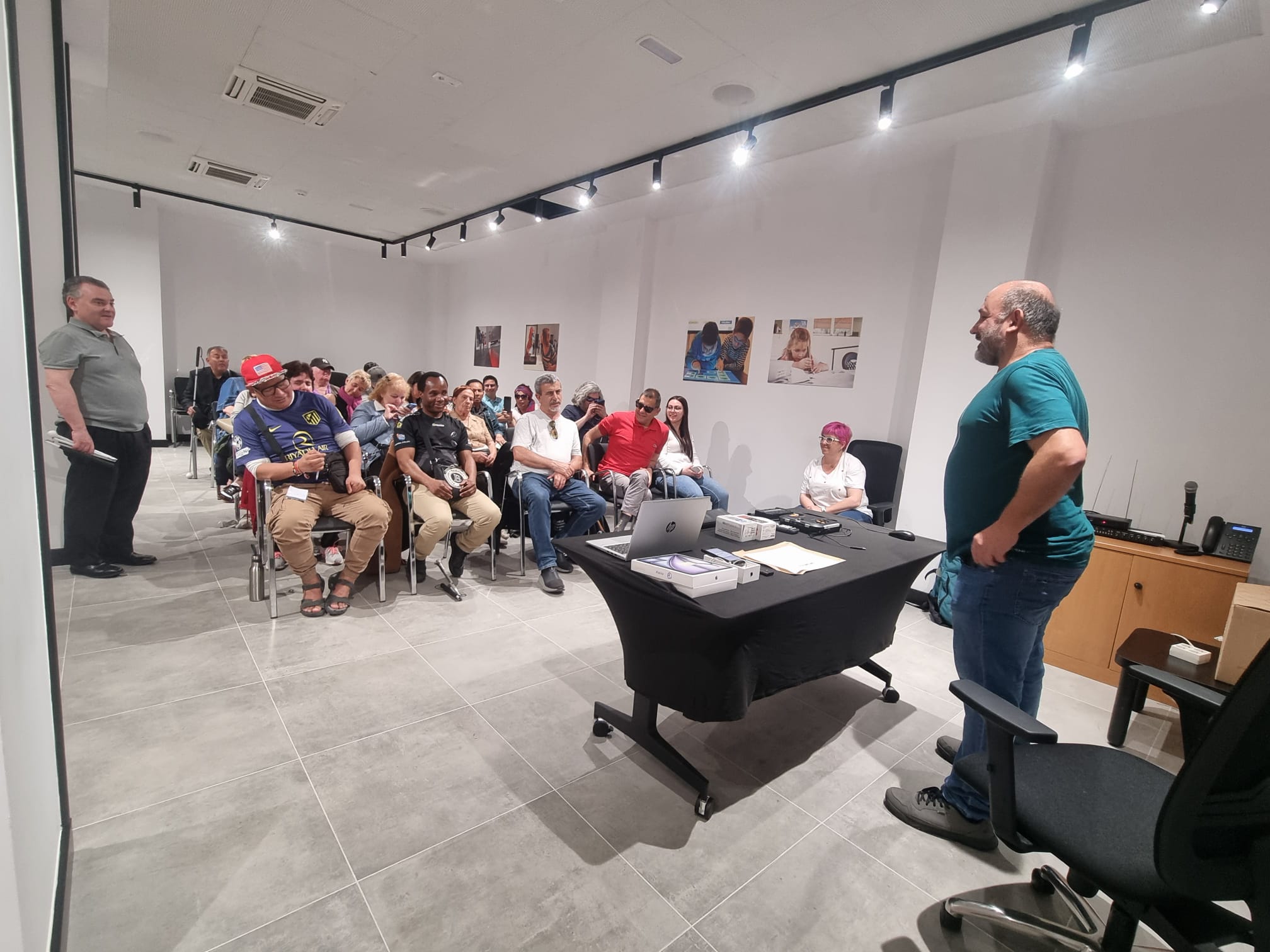 Sala d'actes de l'ONCE a L'H a la xerrada sobre tecnologia accessible.