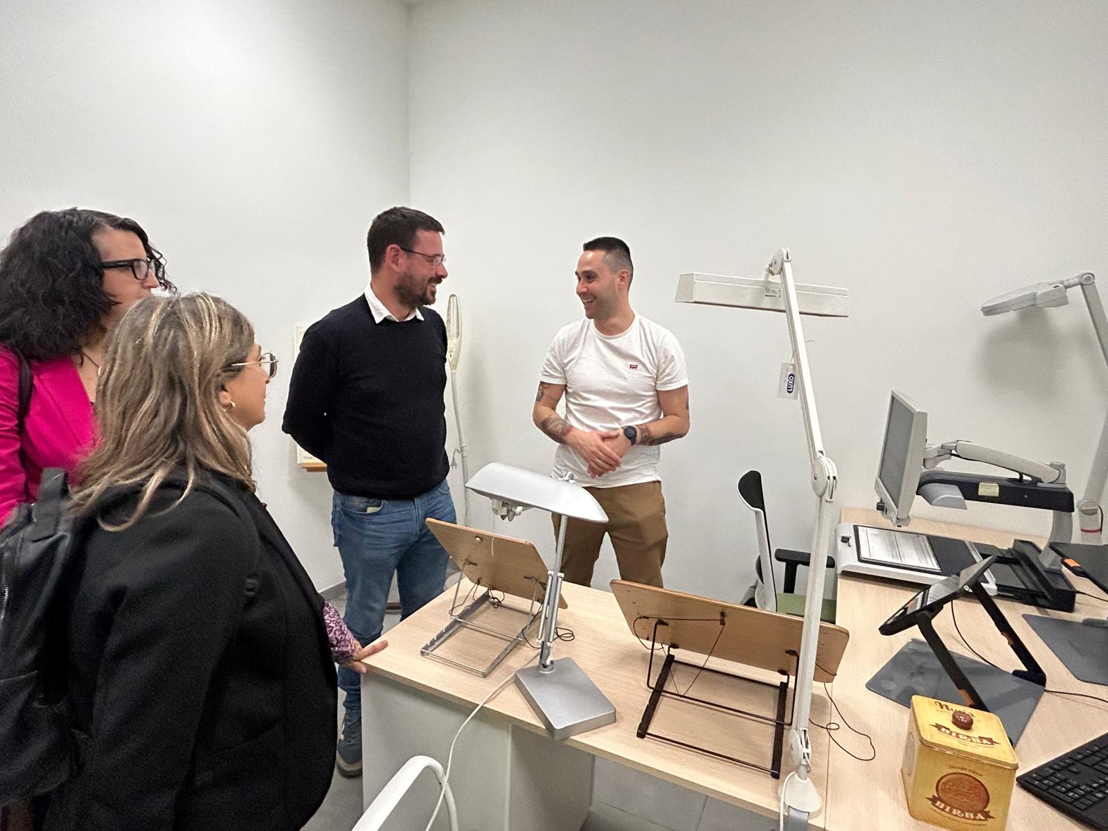 Alcalde, regidores i tècnic de rehabilitació d'ONCE a Girona.