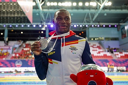 Mahamadou Dambelleh, amb la seva medalla.