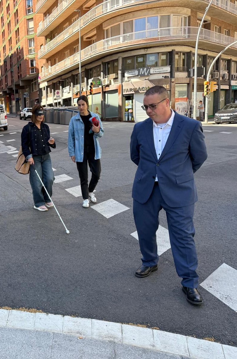 Bacardit, amb antifaç i bastó, ha fet una passejada per zones amb &nbsp;encaminaments, semàfors sonors, parades de bus amb codis QR i NaviLens.
