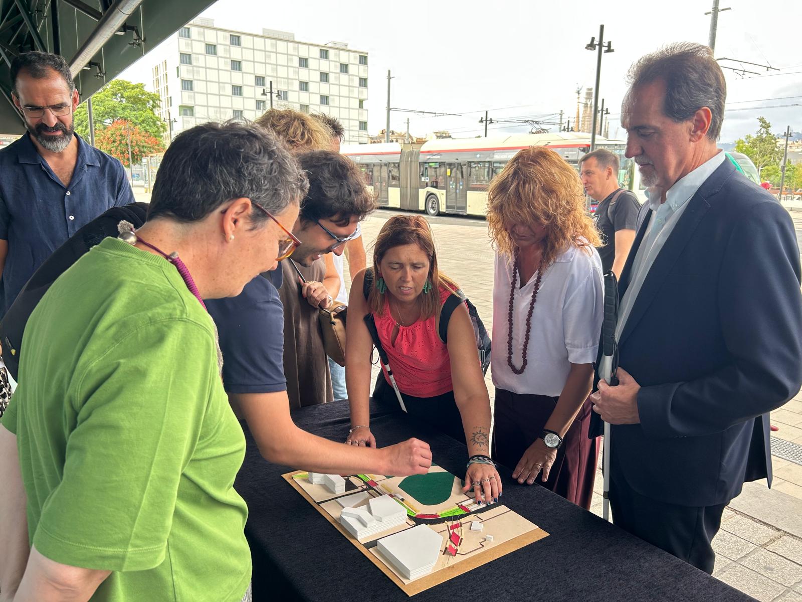 Laia Bonet, primera tinenta d’alcaldia, juntament amb Enric Botí, delegat de l’ONCE a Catalunya; Anaïs Garcia, cap d’Autonomia personal, tecnologia i accessibilitat i Yolanda Fernández De Landa, tècnic de rehabilitació d’ONCE Catalunya,  van visitar el Parc de les Glòries per conèixer totes les millores d’accessibilitat. Aquí miren una maqueta.