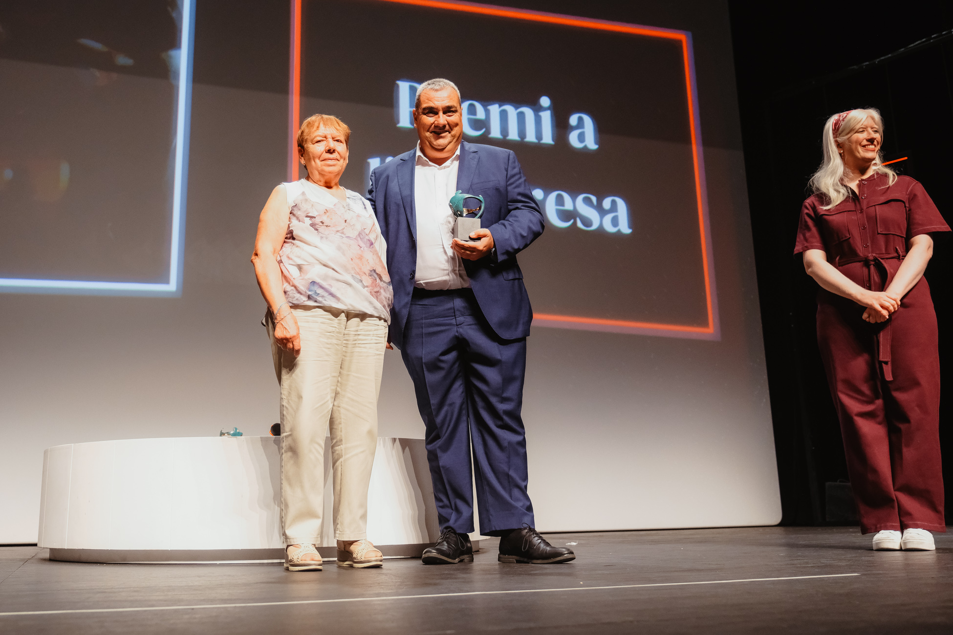 Torrons Vicens Recull: Ángel Velasco Herrero, propietari i gerent de Torrons Vicens Lliura: Mercè Batlle, presidenta COCARMI. I a la dreta, la presentadora de la gala