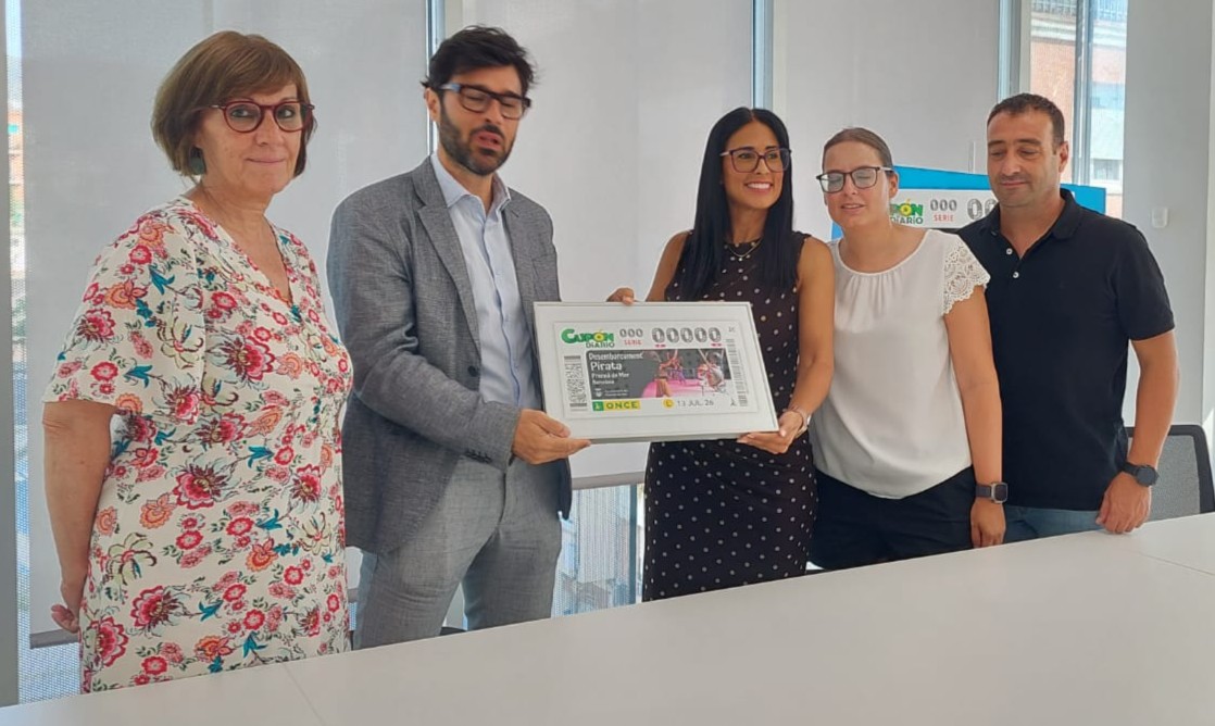 Lidia Ramos, responsable del Departament d’Organització i Talent de l’ONCE a Catalunya, i Elisabeth Marín, directora de l’ONCE a Mataró, van lliurar a Rafa Navarro, alcalde de Premià de Mar, una il·lustració emmarcada d’aquest cupó.&nbsp;