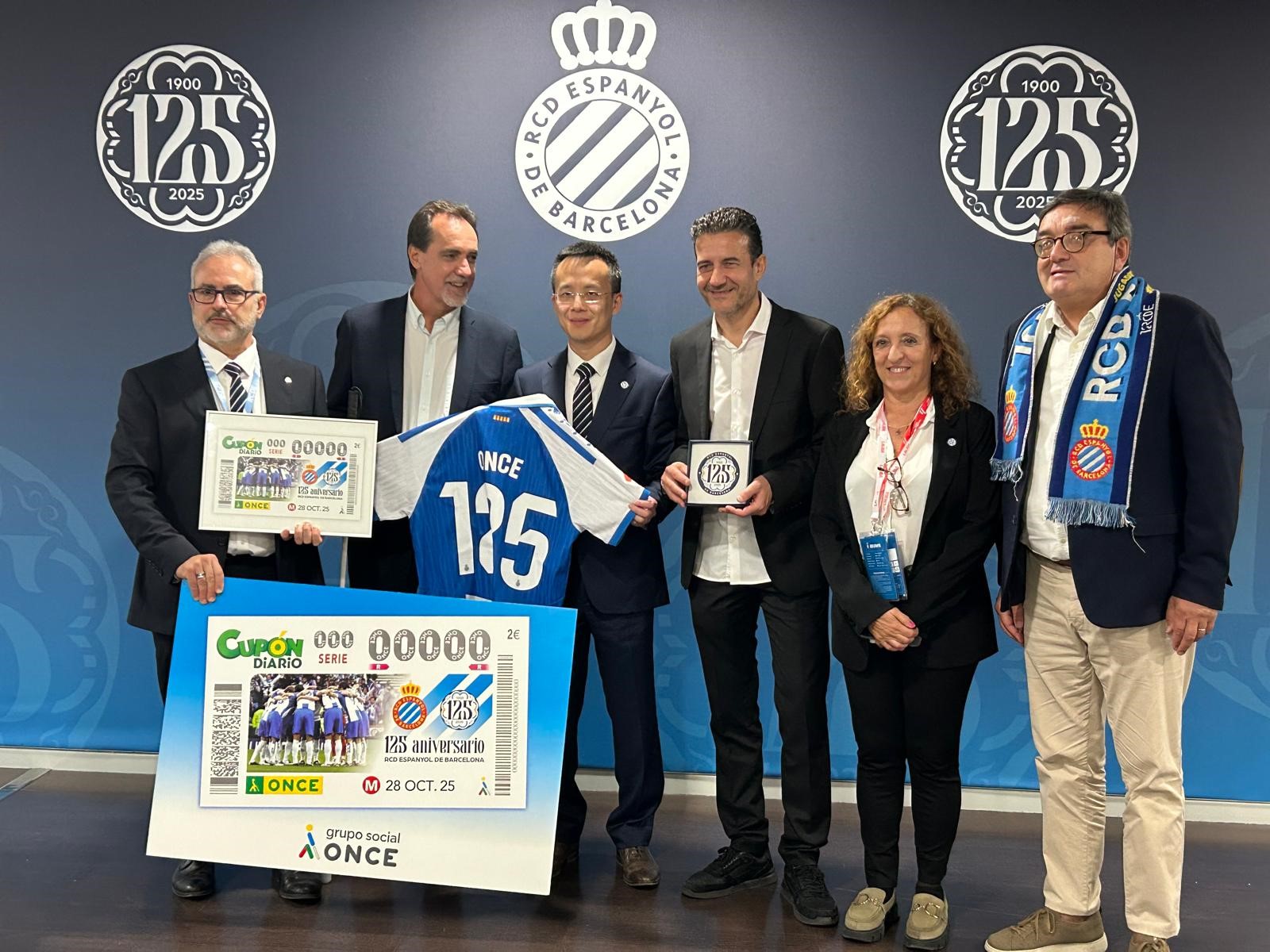 Alberto Ariza, área Social del RCDE; Mao Ye, CEO del RCDE; Enric Botí; Ángel Ávila, Josep Vilaseca i Sílvia Rodríguez.