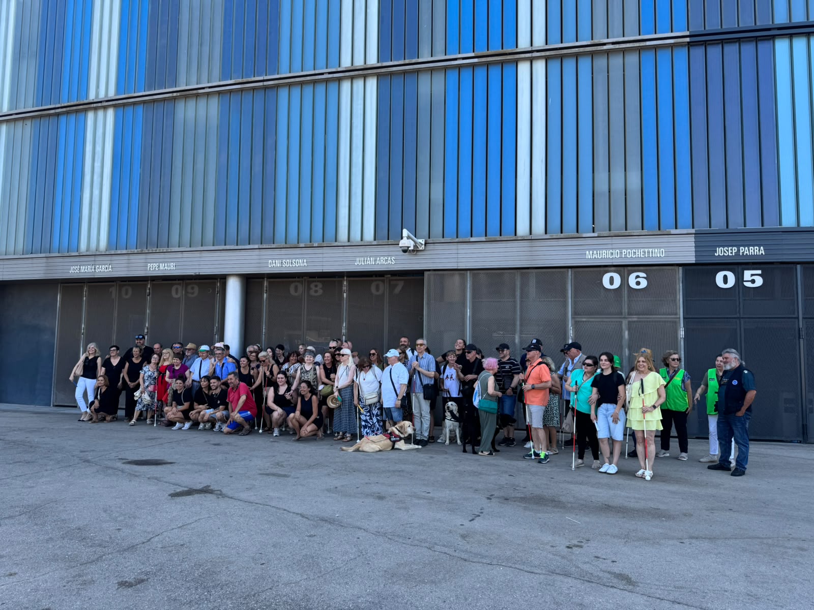Un grup de 70 persones amb sordceguesa de l'ONCE, amb guies i acompanyants, al costa de la porta 9 del RCDE Stadium..