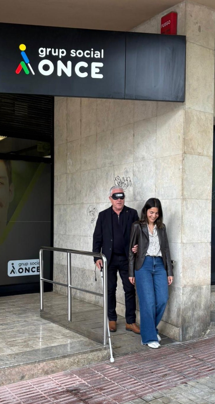 L'alcalde de Salou, Pere Granados, ‘connecta sense veure-hi’&nbsp;i camina amb antifaç i bastó.