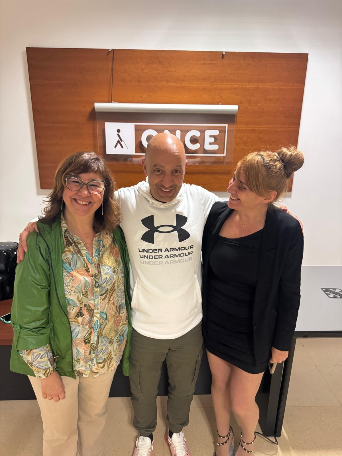 Juanjo Villar, esportista d’elit en BMX, es posa en la pell d’una persona cega. A la foto, amb la TR i Maite Siles, directora d'ONCE a Sabadell.