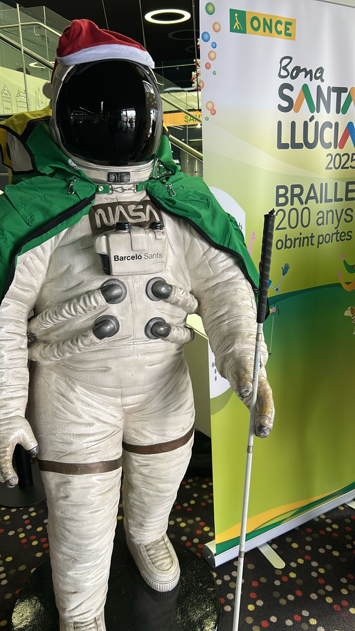 Astronauta amb bastó i trassera de Santa Llúcia.