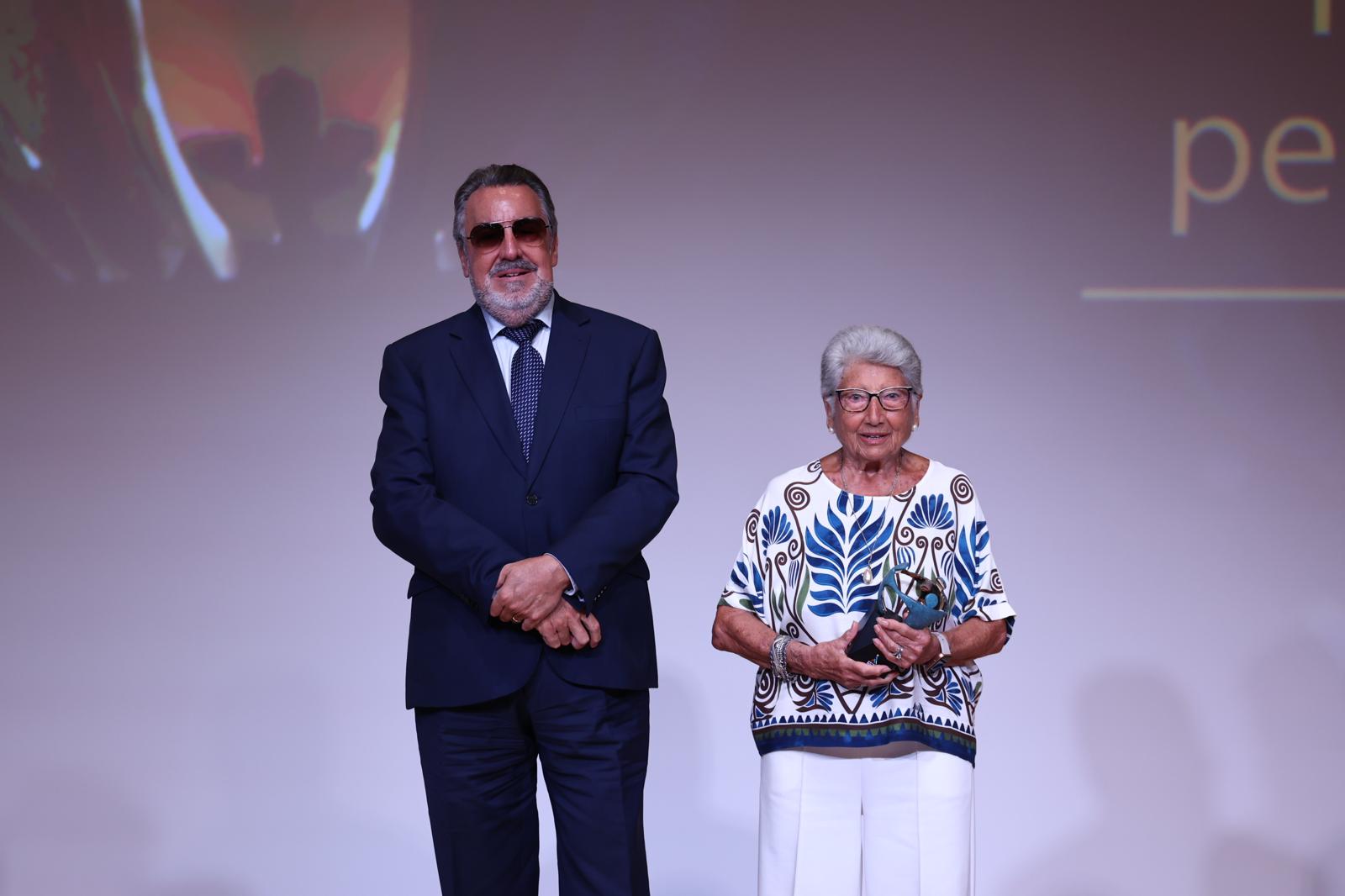 Miguel Carballeda, president del Grup Social ONCE, amb Bárbara Martínez, premi a la persona física.