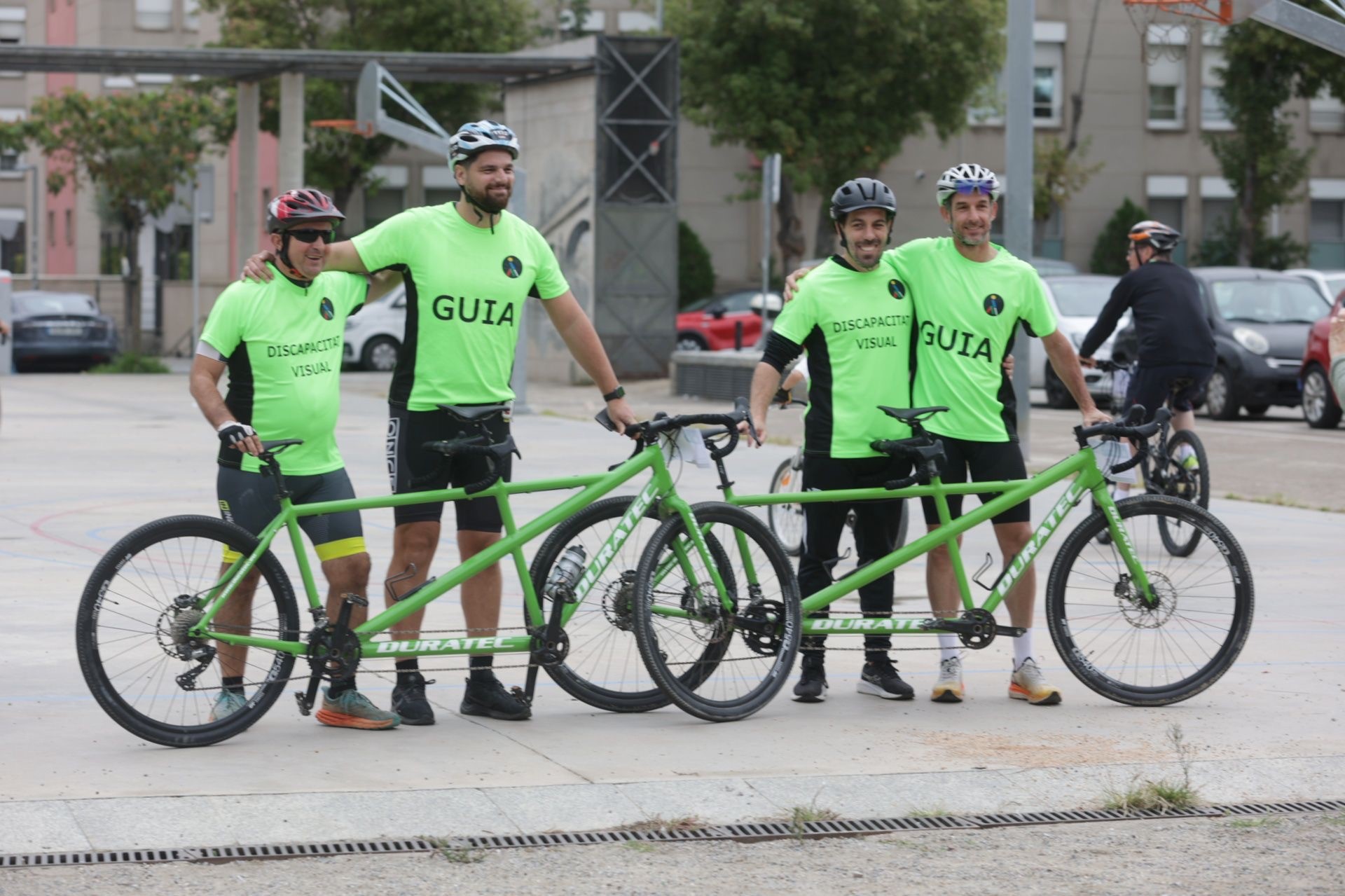 A la bicicletada va participar l'alcalde i el director de l'ONCE a Molins de Rei i un altre tàndem amb afiliat i el seu gia.