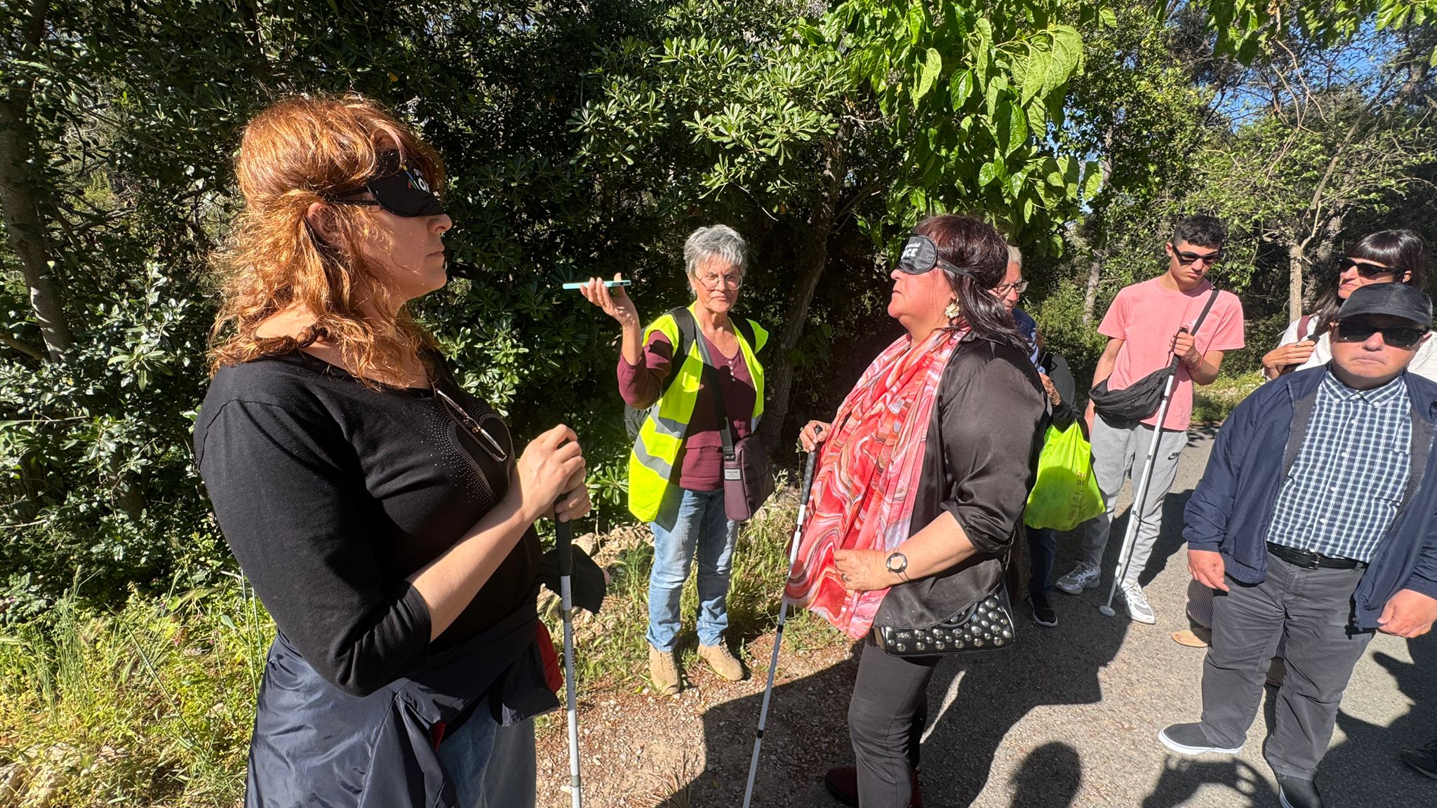 Eva Bolaño, tinenta d’alcaldia de Vilanova i La Geltrú, i Magda Bandera, directora de La Marea es posen en la pell d’una persona cega fent la ruta accessible d’Ortoll.